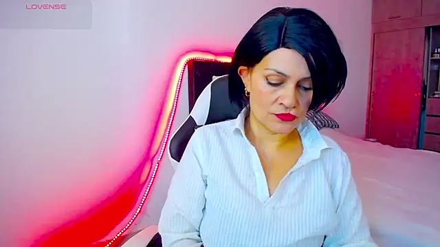 Snapshot of CarolinneFiotti chatting on November 4, 2025, 1:37 pm CarolinneFiotti online show from November 4, 2025, 1:37 pm