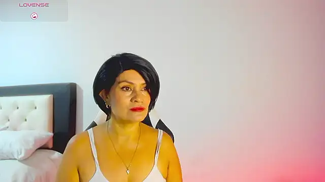 Snapshot of CarolinneFiotti chatting on January 13, 2026, 11:47 am CarolinneFiotti online show from January 13, 2026, 11:47 am