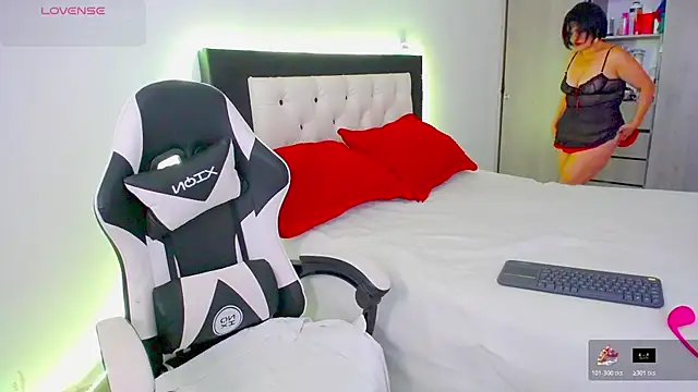 Snapshot of CarolinneFiotti chatting on November 20, 2025, 1:23 pm CarolinneFiotti online show from November 20, 2025, 1:23 pm