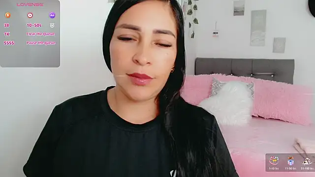 luna lgomez  online show from February 7, 2026, 12:57 pm