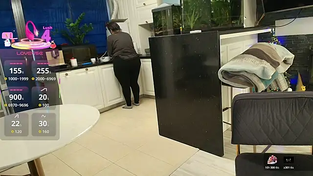 Snapshot of Layla- chatting on December 16, 2025, 12:20 pm Layla- online show from December 16, 2025, 12:20 pm