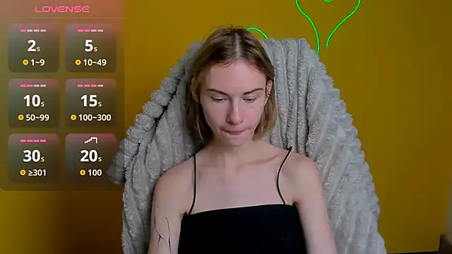 Snapshot of Fiona_Night chatting on December 16, 2025, 12:20 pm Fiona Night online show from December 16, 2025, 12:20 pm