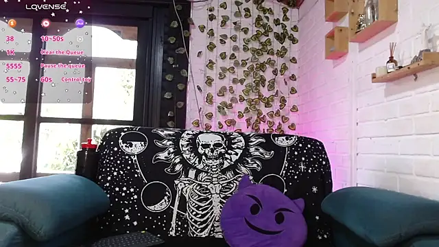 Snapshot of LiraSonnett chatting on February 4, 2026, 9:10 pm LiraSonnett online show from February 4, 2026, 9:10 pm