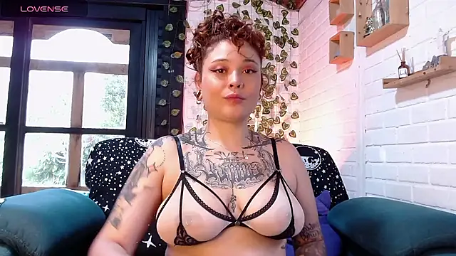 Snapshot of LiraSonnett chatting on January 9, 2026, 9:33 pm LiraSonnett online show from January 9, 2026, 9:33 pm