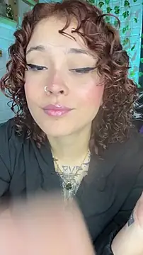 Snapshot of LiraSonnett chatting on December 16, 2025, 9:19 pm LiraSonnett online show from December 16, 2025, 9:19 pm