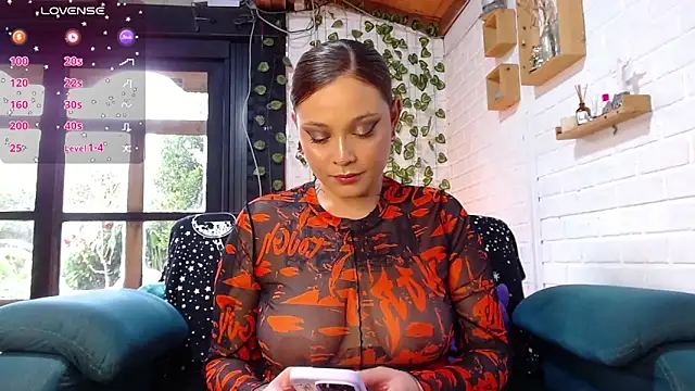 Snapshot of LiraSonnett chatting on February 24, 2026, 10:10 pm LiraSonnett online show from February 24, 2026, 10:10 pm