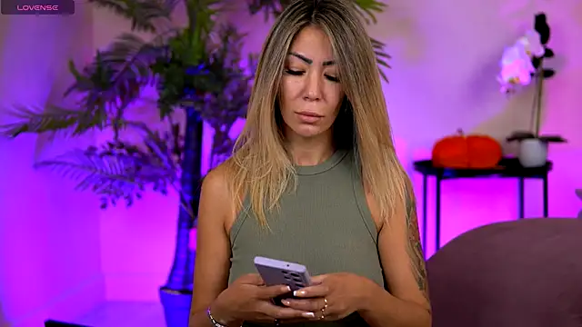 Snapshot of SophiaPotts chatting on November 3, 2025, 3:23 am SophiaPotts online show from November 3, 2025, 3:23 am