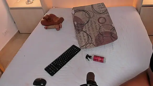 Snapshot of BeverlySteel chatting on November 9, 2025, 12:42 pm BeverlySteel online show from November 9, 2025, 12:42 pm