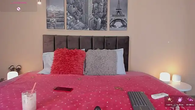 Snapshot of Zoe-S chatting on October 5, 2025, 1:24 pm Zoe-S online show from October 5, 2025, 1:24 pm