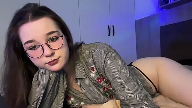 BeeBlossom online show from March 22, 2025, 3:53 pm