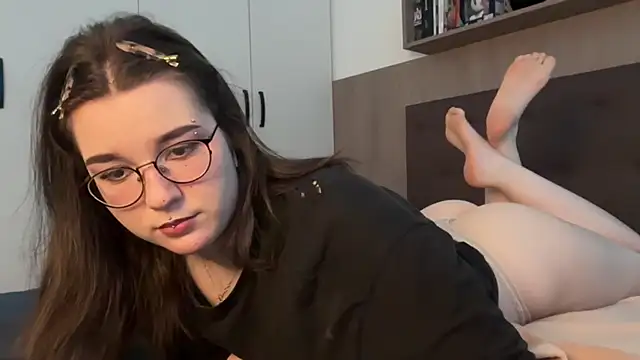 BeeBlossom online show from March 21, 2025, 3:24 pm