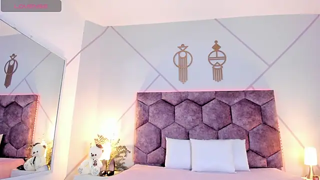 aurora collinss  online show from February 14, 2026, 12:49 pm