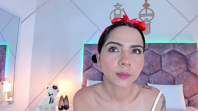 aurora collinss  online show from December 22, 2025, 12:49 pm