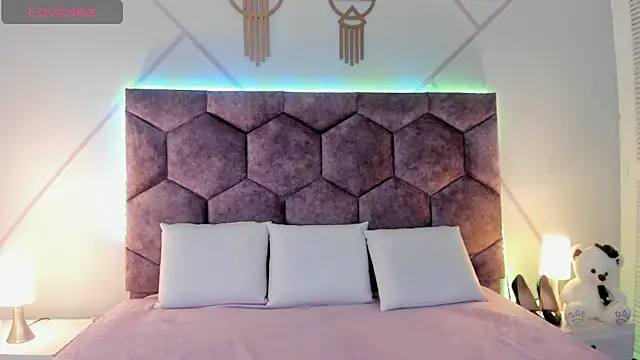 aurora collinss  online show from November 14, 2025, 1:15 pm