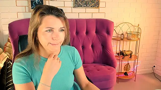 NicoleHitman online show from September 26, 2025, 9:27 am