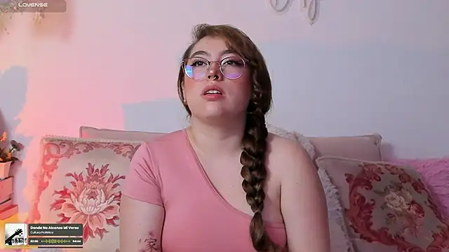 Snapshot of julieta_cooper20 chatting on November 12, 2025, 3:43 am julieta cooper20 online show from November 12, 2025, 3:43 am