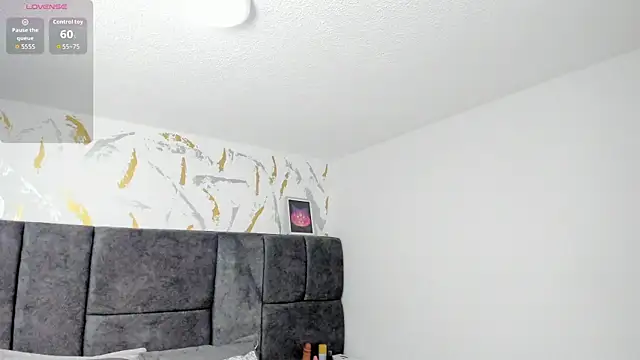 Cristal Velle online show from February 5, 2026, 1:29 pm