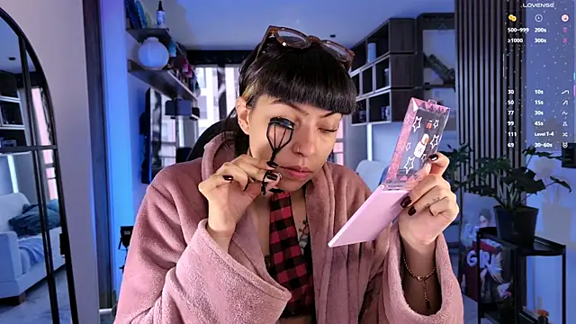 Saraa Desiree online show from April 8, 2026, 2:40 pm