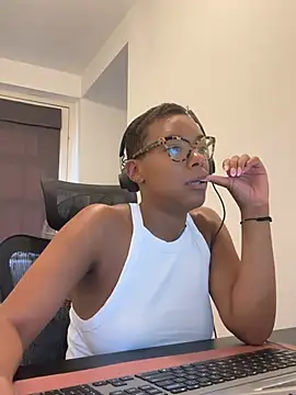 Melia Rayne online show from June 25, 2026, 10:20 am
