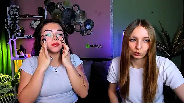 Snapshot of kiki_swan chatting on December 17, 2025, 1:38 pm kiki swan online show from December 17, 2025, 1:38 pm