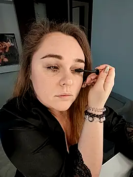 Juicy PeachLux online show from November 17, 2025, 6:39 am