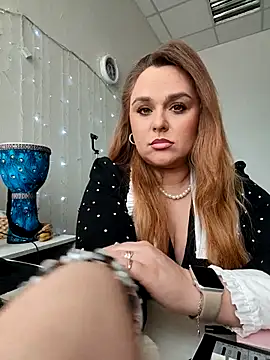 Juicy PeachLux online show from February 8, 2026, 7:39 am