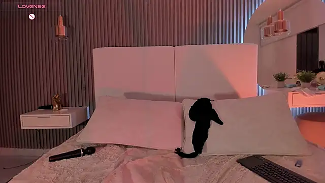 Snapshot of Zoewhitte chatting on November 10, 2025, 12:37 am Zoewhitte online show from November 10, 2025, 12:37 am