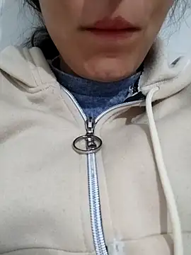 saraaxx1 online show from November 19, 2025, 11:10 am