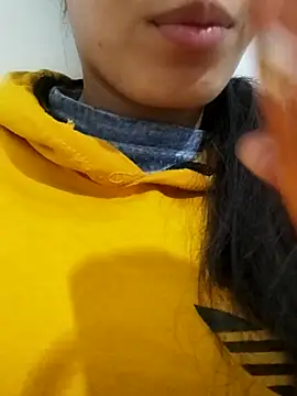 saraaxx1 online show from November 20, 2025, 9:21 am