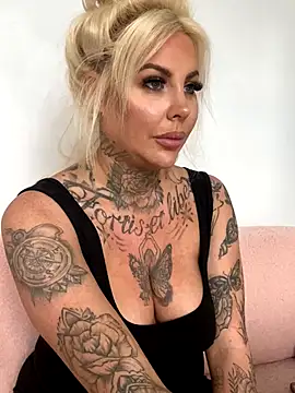 Snapshot of Chloe-Savage chatting on October 1, 2025, 4:11 pm Chloe-Savage online show from October 1, 2025, 4:11 pm