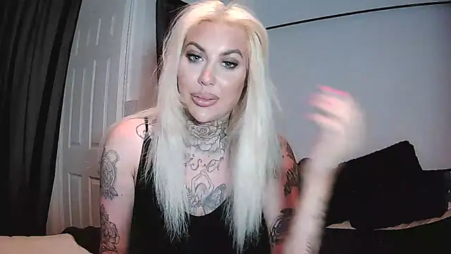 Snapshot of Chloe-Savage chatting on March 10, 2025, 8:23 pm Chloe-Savage online show from March 10, 2025, 8:23 pm