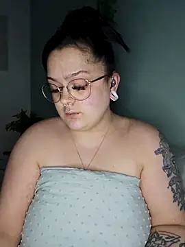 Snapshot of Saucy-Serenity chatting on April 28, 2026, 3:44 am Saucy-Serenity online show from April 28, 2026, 3:44 am