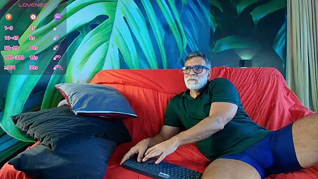 Snapshot of LukeCrews chatting on September 26, 2025, 8:05 pm LukeCrews online show from September 26, 2025, 8:05 pm
