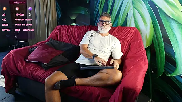 Snapshot of LukeCrews chatting on October 2, 2025, 7:06 pm LukeCrews online show from October 2, 2025, 7:06 pm