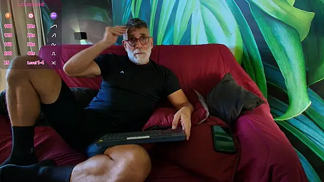Snapshot of LukeCrews chatting on September 9, 2025, 5:33 pm LukeCrews online show from September 9, 2025, 5:33 pm