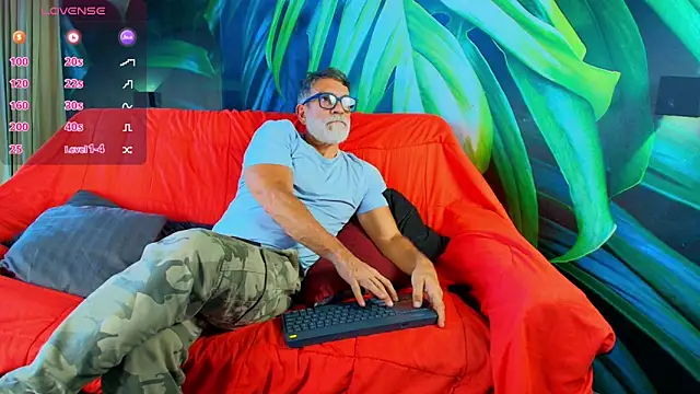 Snapshot of LukeCrews chatting on September 29, 2025, 7:19 pm LukeCrews online show from September 29, 2025, 7:19 pm