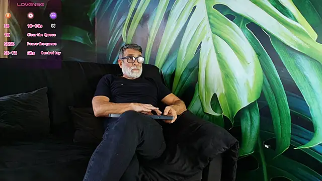 Snapshot of LukeCrews chatting on October 12, 2025, 6:42 pm LukeCrews online show from October 12, 2025, 6:42 pm