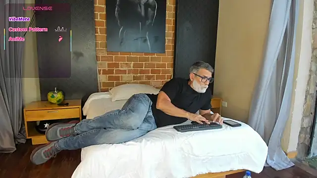 Snapshot of LukeCrews chatting on September 28, 2025, 8:05 pm LukeCrews online show from September 28, 2025, 8:05 pm