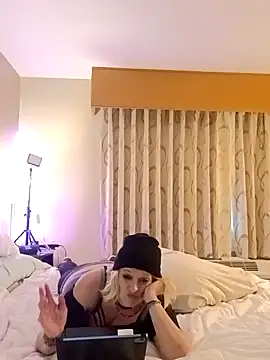 Snapshot of KITTYBOOBOOFUXX chatting on November 18, 2025, 9:40 pm KITTYBOOBOOFUXX online show from November 18, 2025, 9:40 pm