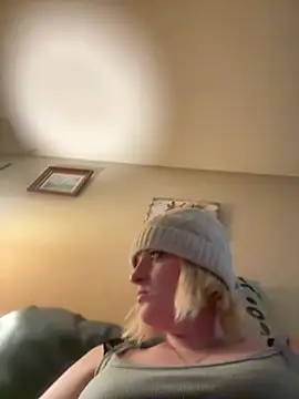 Snapshot of KITTYBOOBOOFUXX chatting on February 2, 2026, 5:28 am KITTYBOOBOOFUXX online show from February 2, 2026, 5:28 am