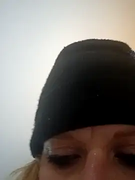 Snapshot of KITTYBOOBOOFUXX chatting on November 14, 2025, 2:15 am KITTYBOOBOOFUXX online show from November 14, 2025, 2:15 am