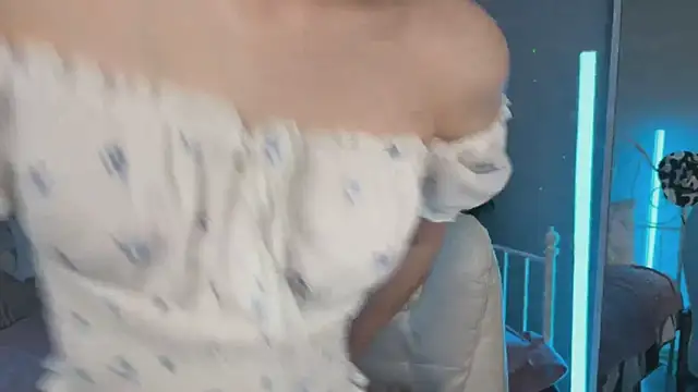 Snapshot of _Vikky_Moon_ chatting on June 16, 2026, 12:54 am Vikky Moon online show from June 16, 2026, 12:54 am