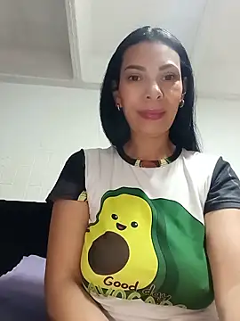 Snapshot of DaphneRosses chatting on May 26, 2026, 1:53 pm DaphneRosses online show from May 26, 2026, 1:53 pm