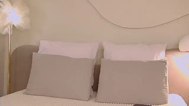 MiraBliss online show from October 3, 2025, 5:47 pm