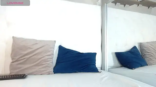 willow smitt online show from November 25, 2025, 12:49 pm