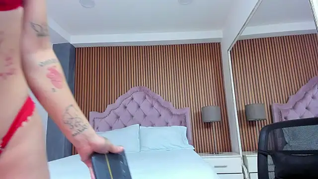 Snapshot of NaomiFrost chatting on October 30, 2025, 1:42 pm NaomiFrost online show from October 30, 2025, 1:42 pm