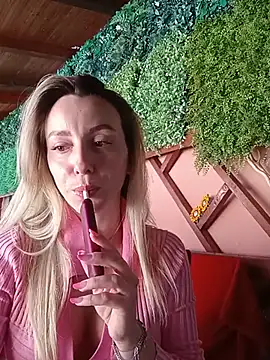 Snapshot of AlexisWhit chatting on May 16, 2026, 8:35 am AlexisWhit online show from May 16, 2026, 8:35 am