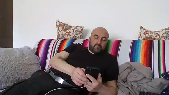 Snapshot of maxxxio12 chatting on April 17, 2026, 4:32 pm maxxxio12 online show from April 17, 2026, 4:32 pm