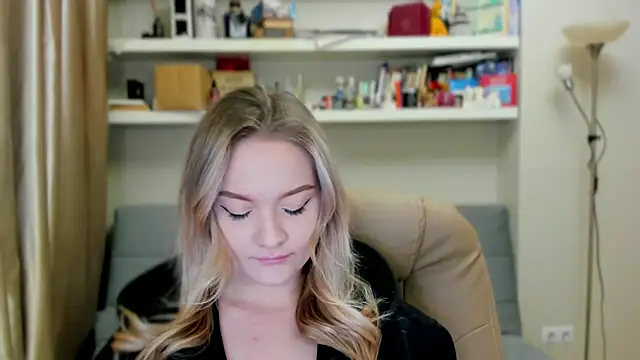 Kara Smith  online show from November 28, 2025, 11:38 pm