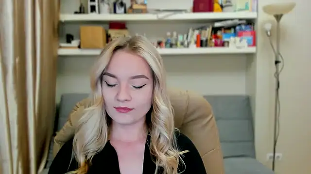 Snapshot of Kara_Smith_ chatting on October 4, 2025, 10:44 pm Kara Smith online show from October 4, 2025, 10:44 pm